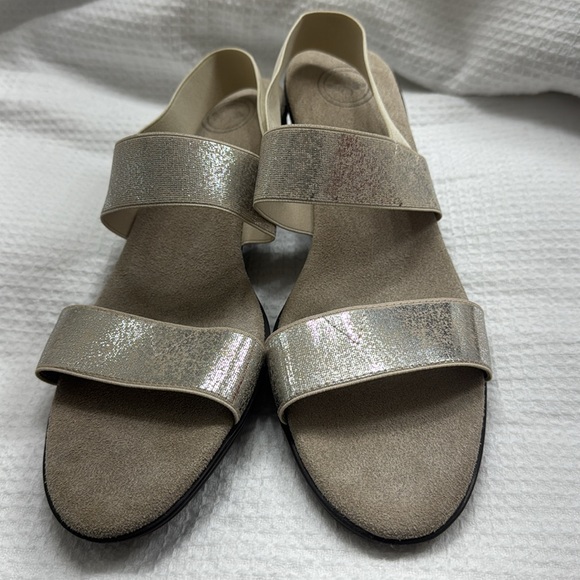 BNIB Charleston Shoe Company size 10 Hampton Sandals in Pearl - Picture 2 of 10